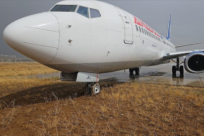 Hakkari'de Yolcu Uçağı Pistten Çıktı