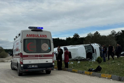 Öğrenci Servisi İle Tır Çarpıştı