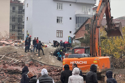 Bina İş Makinesinin Üzerine Devrildi